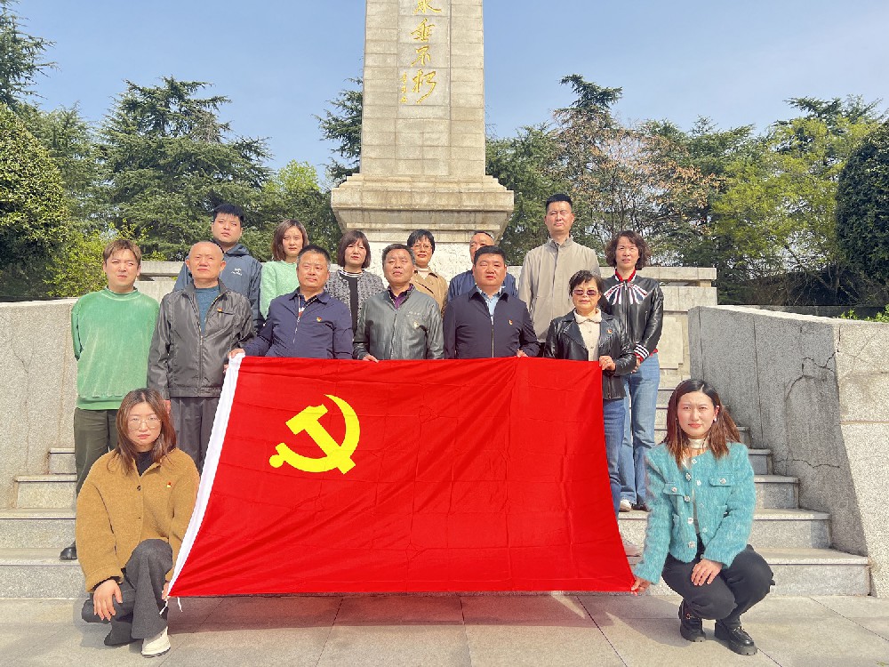 弘揚(yáng)愛國主義精神 助推企業(yè)高質(zhì)量發(fā)展 ——集團(tuán)公司黨支部開展清明祭掃活動